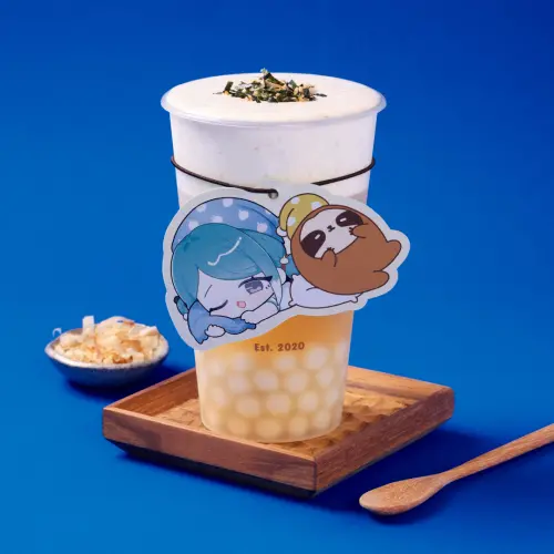 ▲買聯名新品就贈送限定「杯套吊卡」。（圖／再睡5分鐘提供）