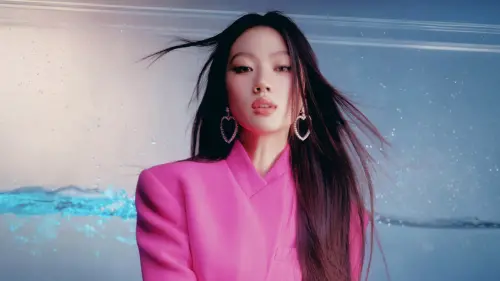 ▲單依純（如圖）從選秀節目《中國好聲音》奪冠出道，接連爆出節目黑箱、演唱戲劇主題曲「放鳥」等爭議。近日則因演唱會翻唱李榮浩的〈李白〉遭控侵權。（圖／單依純微博）