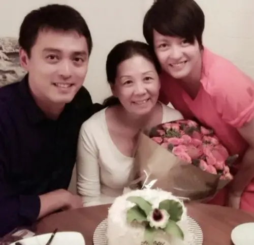 ▲梁詠琪（右）和梁詠竣（左）自小跟媽媽（中）一起生活，姊弟小時候感情普通，長大後才變好。（圖／摘自 IG@gigileungwingkei）