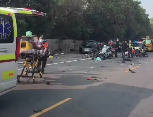 快訊／台南嚴重車禍！轎車逆向衝撞機車群　1人身體變形OHCA