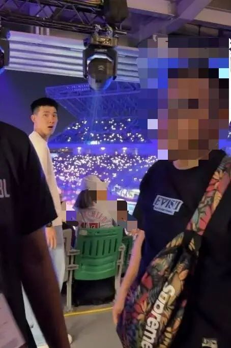 ▲亞太棒球場現場一名男球迷與工讀生發生爭執並演變為暴力事件，當時站在後方的葉宏蔚目睹暴力事件，猛回頭露出驚恐的表情。（圖／翻攝自Threads@huhu_artnhandmade）