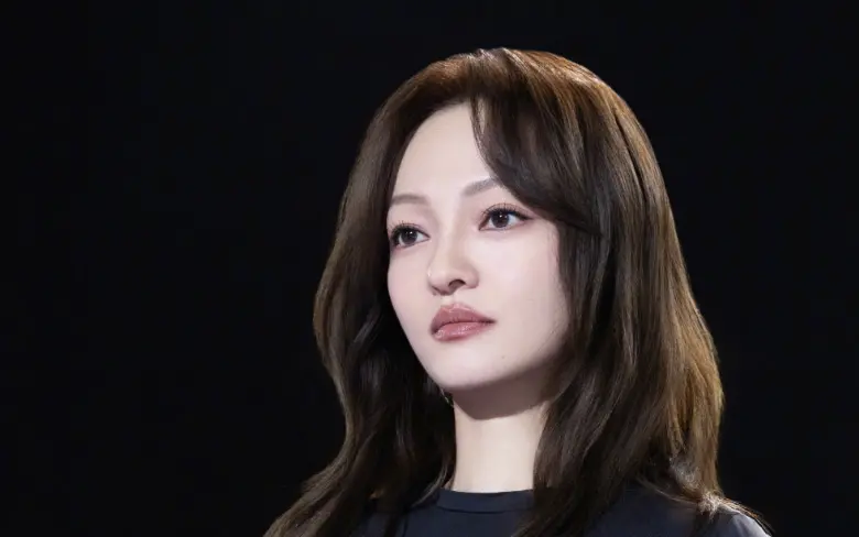 ▲張韶涵（如圖）曾在《魯豫有約》中聊到歌手版權的事情，天價收費唱一次要30萬人民幣的都有，難怪李榮浩會開私單依純。（圖／翻攝自微博@張韶涵）