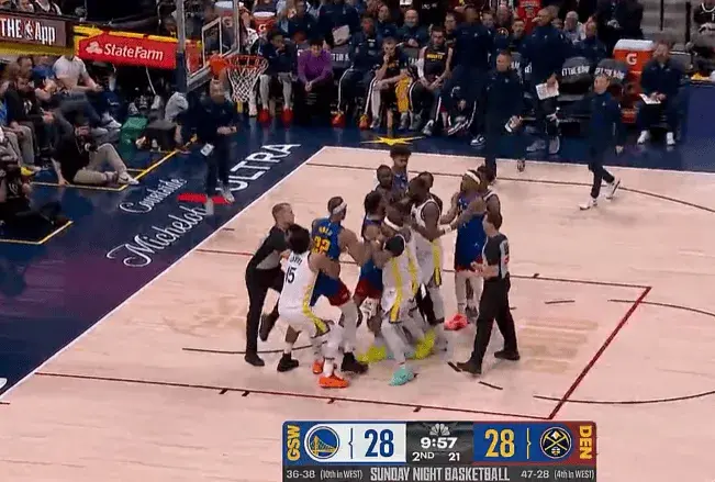 ▲勇士金塊今日正面交鋒，爆發衝突三人吞下技術犯規。（圖／截自比賽畫面）