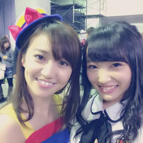 ▲AKB48成員向井地美音（右），在前輩大島優子（左）畢業之際，被她親自選為歌曲〈Heavy Rotation〉的Center接班人。（圖／X）