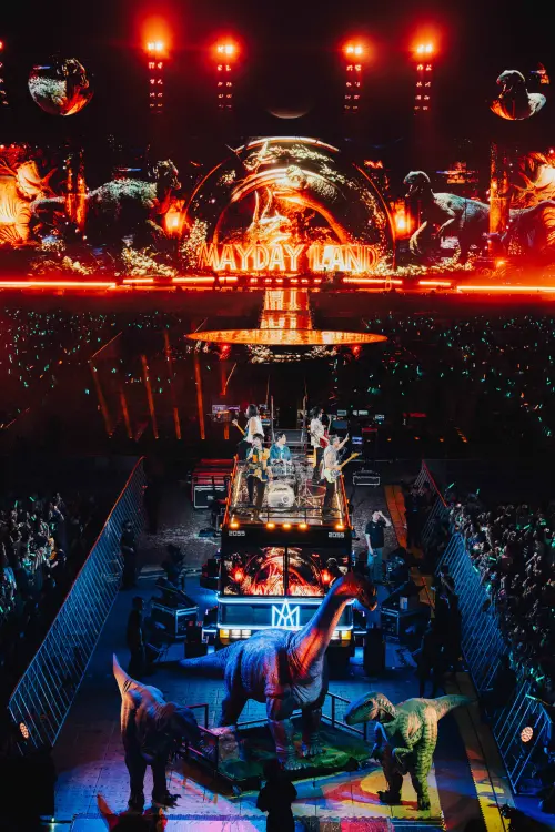 ▲五月天5525+1《回到那一天》巡迴演唱會香港場，製作再升級，時光機大超前回到侏羅紀的那一天。（圖／相信音樂提供）