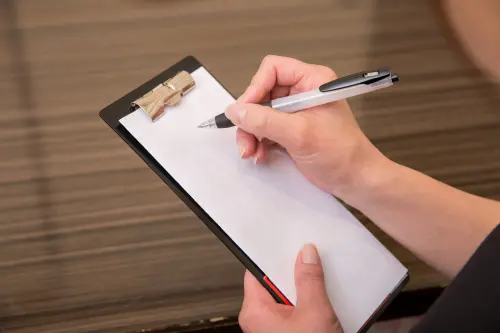 ▲有曾從事餐飲業店員的過來人指出，將菜單反蓋不只是為了禮貌，也可以代表餐點是否上齊。（圖／取自photoAC）