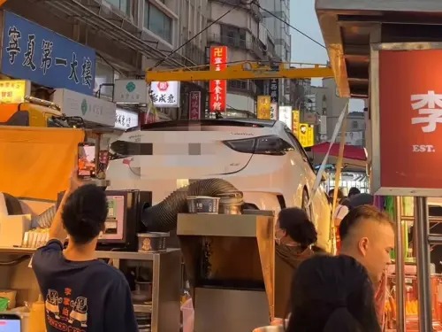 寧夏夜市「小哥哥」慘了！愛車遭保夾式拖吊　一票路人看戲狂叫好