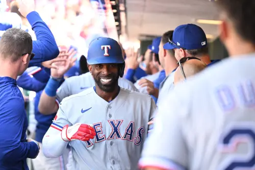 麥卡琴轟3分砲卻道歉？好友看台崩潰大喊　幽默互動全場笑翻