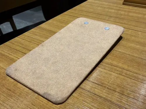 ▲有民眾曾在餐飲業工作，受訓時被店長教導「單據給客人的時候，一定要蓋起來，不然是不禮貌的」。（圖／翻攝Dcard）