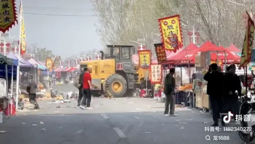 皇城腳下獻忠？男開鏟車撞北京市集　現場如煉獄、多人倒地傳13死