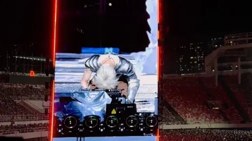 ▲薛之謙坦言演出效果不佳，在舞台上下跪道歉。（圖／翻攝自微博）