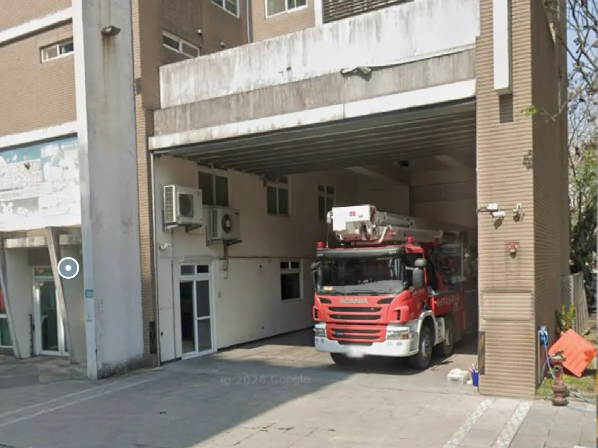 ▲新北市消防局第六大隊社后消防分隊前今（30日）有一名男子騎機車突自摔。（圖／翻攝自Google Maps）