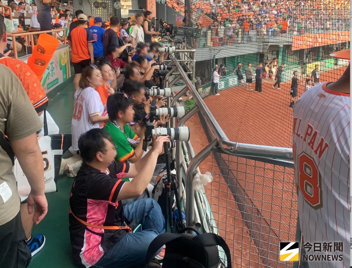 ▲舊台南球場過去常有球迷佔據走道，工作人員卻未及時勸導，也導致走道常常只剩下一半不到。（圖／記者陳柏翰攝）