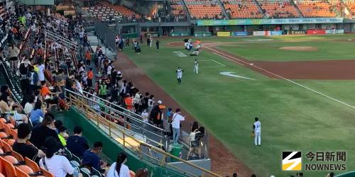 ▲舊台南球場過去常有球迷在比賽前趴在欄杆上，後方走道僅剩下一半不到，卻不見工作人員積極勸導。（圖／記者陳柏翰攝）