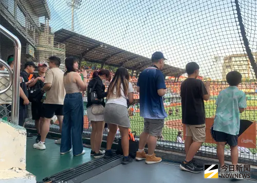 ▲舊台南球場過去常有球迷佔據在走道上，卻不見工作人員積極勸導。（圖／記者陳柏翰攝）