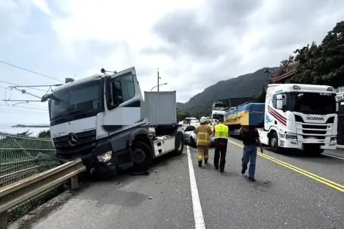 ▲宜蘭台2線貨櫃車爆胎失控連撞5車，其中一輛白色休旅車還卡在鐵軌旁邊坡，貨櫃車也卡在護欄險翻落。（圖／民眾提供）