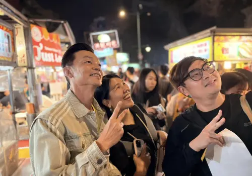 ▲李國煌（左一）在夜市被影迷認出，開心合照。（圖／萬騰文化創意提供）