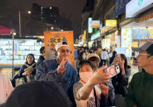 ▲李銘順（中）在夜市也有影迷一起合照。（圖／萬騰文化創意提供）