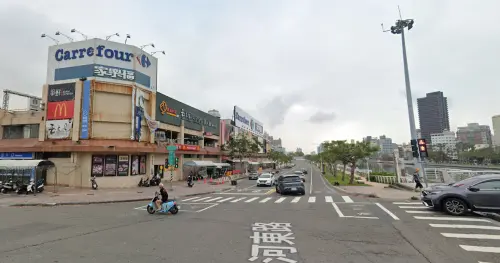 ▲「家樂福愛河店」就在愛河湖畔，商場不僅好逛，環境也很優美。（圖／GoogleMaps）