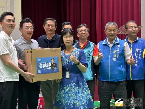 立委廖偉翔攜手運彩公會贈球 助萬和國中征戰全中運