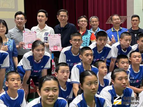 ▲運彩公會理事長何昱奇贈球馳援外，當下還加碼允諾，球隊在太陽盃羽球賽中拿冠軍，再贈6萬獎金，讓球員興奮歡呼。（圖／記者金武鳳攝，2026.3.30)