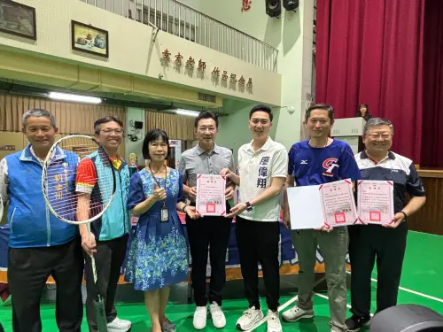 ▲立委廖偉翔攜手運彩公會理事長何昱奇，今日前往萬和國中捐贈5大箱1800顆羽球馳援。（圖／記者金武鳳攝，2026.3.30)