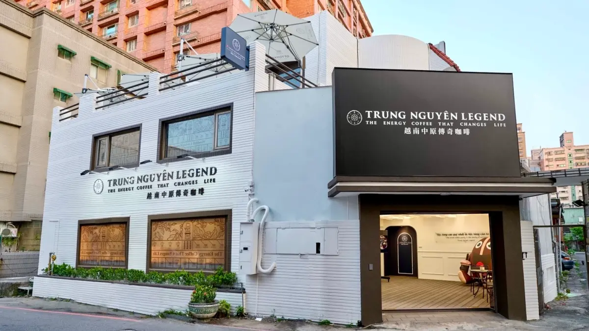 ▲ 「中原傳奇咖啡（Trung Nguyên Legend）」建築外部巧妙配置了純白格柵牆，建築出具備高度美學質感的打卡聖地。（圖／翻攝畫面）