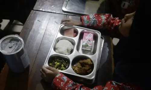 印尼受中東衝突衝擊財政吃緊　縮減免費營養餐計畫盼省40兆印尼盾