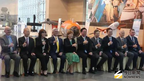 ▲美國會議員訪團參訪中科院，與國防部副部長徐斯儉、國會秘書長吳釗燮等合影。（圖／記者呂炯昌攝）