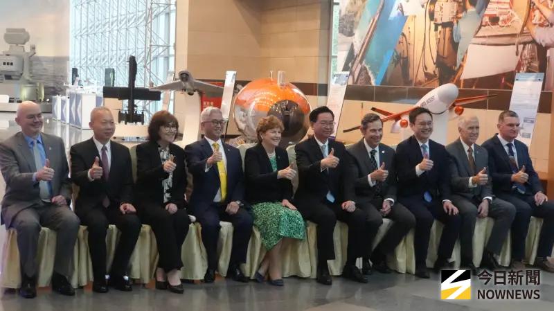 ▲美國會議員訪團參訪中科院,與國防部副部長徐斯儉、國會秘書長吳釗燮等合影。(圖/記者呂炯昌攝)