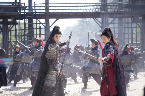 ▲《逐玉》張凌赫、田曦薇一起上戰場並肩作戰。（圖／愛奇藝提供）