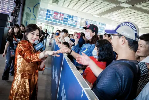 王彩樺下台撩粉爽歪歪！《高雄有顆藍寶石》憶豬哥亮提攜落淚