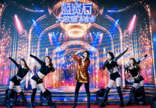 ▲王彩樺唱跳〈保庇〉，彷彿回到藍寶石大歌廳還存在的年代。（圖／高雄流行音樂中心提供）