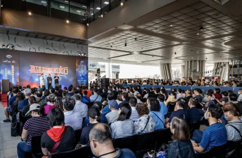 ▲《高雄有顆藍寶石》首映會吸引大批觀眾捧場，大家都想回味當年的秀場風情。（圖／高雄流行音樂中心提供）