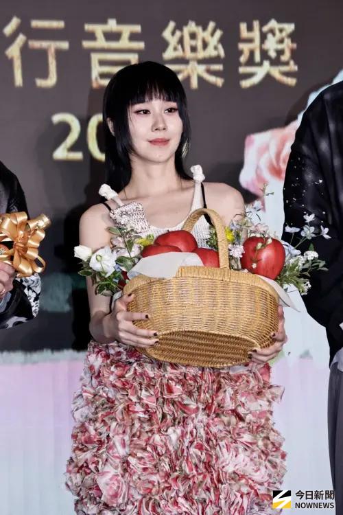 ▲歌手白安（如圖）特別帶了蘋果，祝福2026 hito流行音樂獎一切平安。（圖／記者吳翊緁攝影）