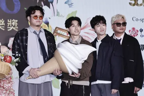 ▲冰球樂團（如圖）特別帶了冰淇淋道具，祝福2026 hito流行音樂獎可以「冰冰ㄅ ㄧ ㄤ ˋㄅ ㄧ ㄤˋ」。（圖／記者吳翊緁攝影）