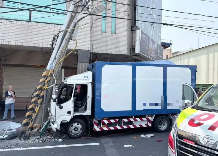 ▲高雄貨車自撞路邊電桿，駕駛受傷昏迷送醫不治身亡。（圖／高雄市政府警察局林園分局提供）