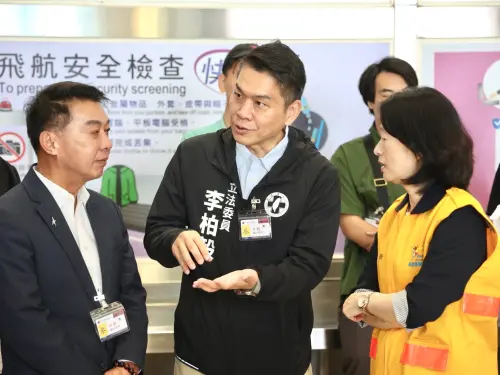 ▲ 為改善高雄國際機場出境壅塞情形，立法委員李柏毅今天會勘高雄機場後表示，今年6月增設第4條安檢線，並優化安檢區排隊動線和增設候檢空間。（圖／圖／立委李柏毅辦公室提供）