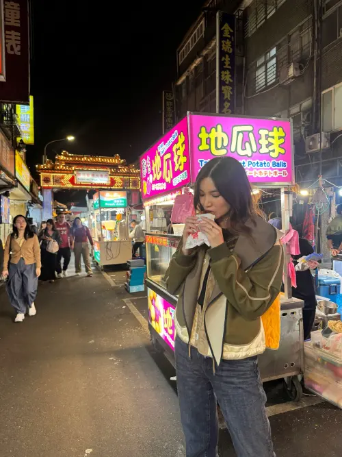 ▲▼陳靜除了吃胡椒餅，還前往故宮博物院，手拿手搖飲自拍。（圖／Gemma Chan IG@gemmachan）