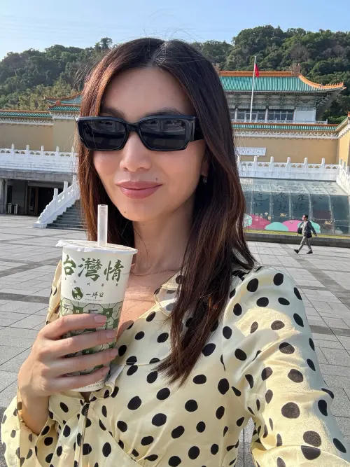 ▲▼陳靜除了吃胡椒餅，還前往故宮博物院，手拿手搖飲自拍。（圖／Gemma Chan IG@gemmachan）