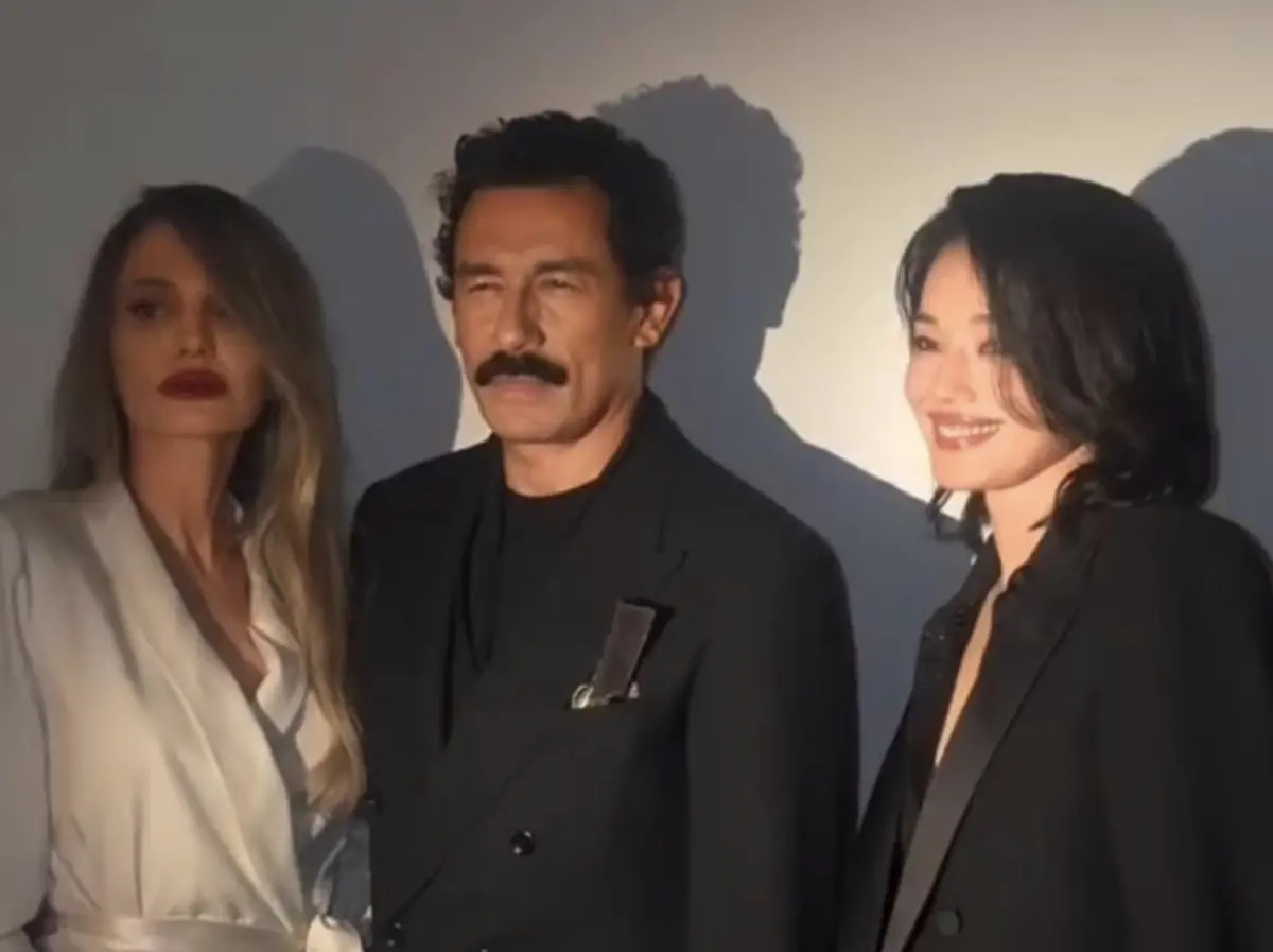 ▲安潔莉娜裘莉（左）同台舒淇（右）被比下去，網友認為她的保養稍遜，兩人看起來不像只差1歲，覺得舒淇更青春。裘莉和布萊德彼特離婚大戰打到現在還有官司沒結束，可能因此影響到心情，讓她顯得有些憔悴。（圖／摘自FashionModels微博） 