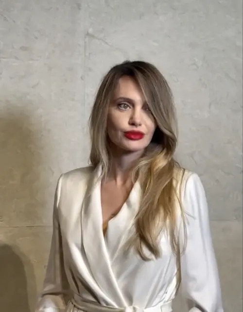 ▲安潔莉娜裘莉到上海出席精品彩妝活動，雖然盛裝打扮，可是難掩歲月的痕跡。（圖／摘自 IG@enigmamagazine）