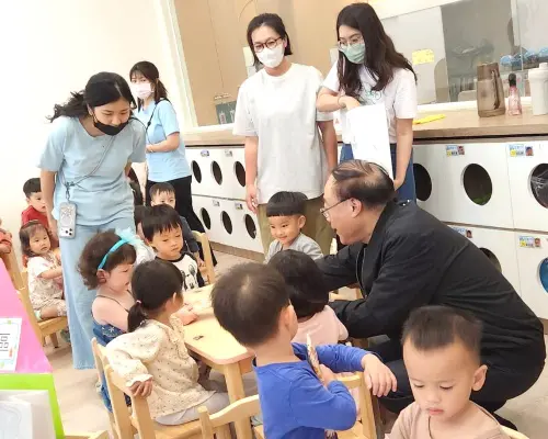 ▲台灣港務公司董事長周永暉到高雄港職場互助教保服務中心致贈兒童節禮物給幼童，互動熱絡，現場洋溢歡樂氛圍。(圖／高雄港務分公司提供)