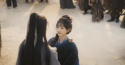 ▲長玉凱旋，丈夫言正（謝征）等在家門。（圖／翻攝自微博@網劇逐玉）