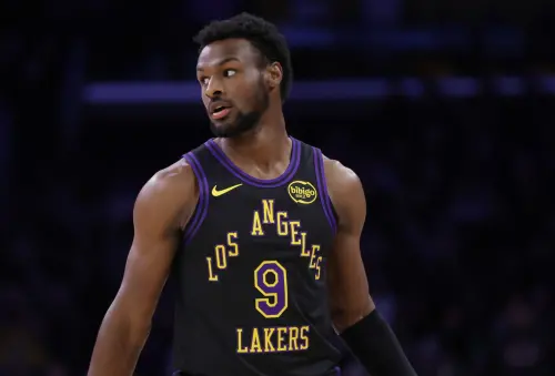 ▲詹姆斯（LeBron James）大兒子布朗尼（Bronny James）本季各項能力有顯著成長，G聯盟比賽更一躍成為南灣湖人隊（South Bay Lakers）老大，本季他率隊出戰時，南灣湖人取得14勝0敗完美成績，布朗尼個人效率也有飛躍性成長。（圖／美聯社／達志影像）