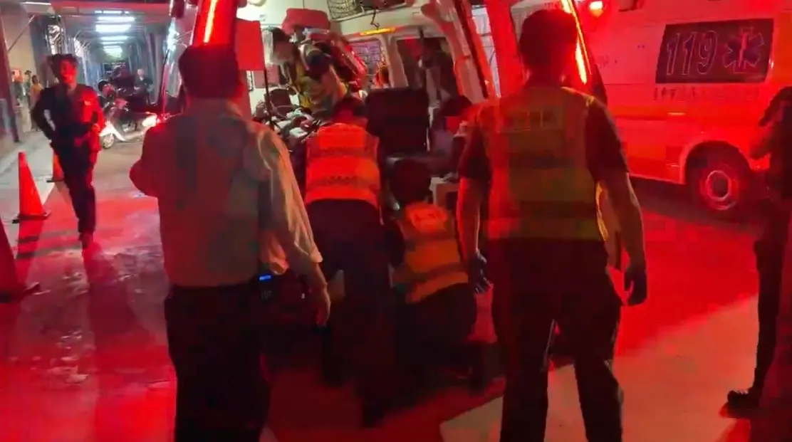 ▲台中新光三越今晚10時許，傳出有男員工突然昏迷、無生命跡象送醫。（圖／讀者提供）