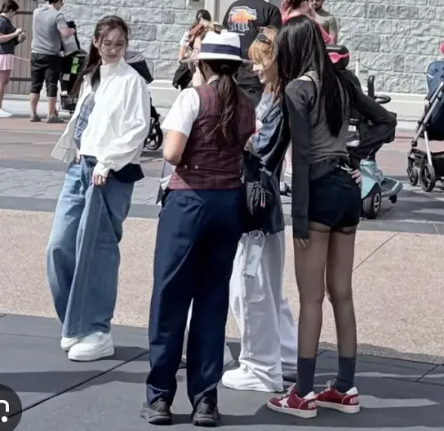 ▲TWICE子瑜（右）和隊友被目擊在奧蘭多迪士尼遊玩，身穿黑絲襪配熱褲，一雙大長腿超吸睛。（圖／小紅書@Faayyy）