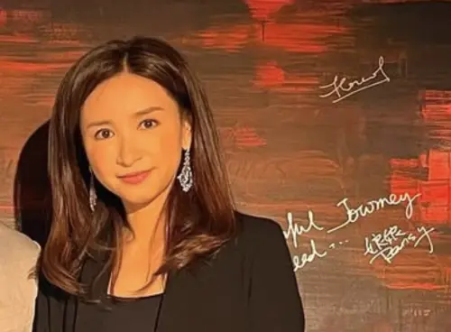 ▲吳婉芳的大兒子都已經結婚，她仍然維持凍齡的美麗，成為香港熱門話題。（圖／摘自 IG@alanchan127）