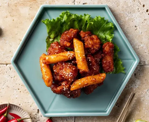 ▲姜滿堂「韓式炸雞年糕」280元，現有買一送一優惠活動。（圖／豆府餐飲集團提供）