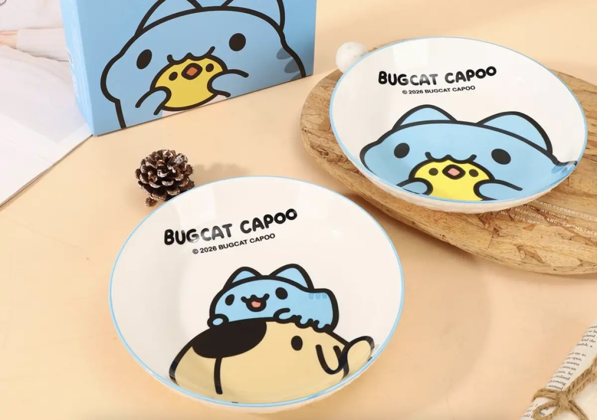 ▲華南金控（2880）公布2026年股東會紀念品，主打「咖波聯名限定雙盤組」，最晚須於4月15日前買進股票才具備領取資格，零股族只要達到條件也能取得。（圖／華南金控提供）